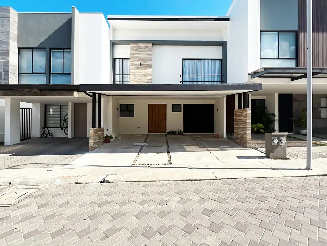 House for rent in Santa Ana. Modern! 3 bedrooms / 3 parking spots. Luxury finishes.