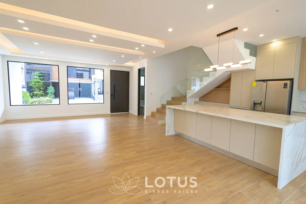 Casa de 3 niveles moderna para estrenar en Condominio Distrito San Juan.