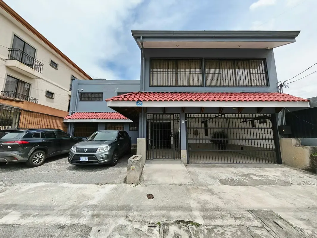 Independent house for rent in Sabana Sur. Ideal for offices.