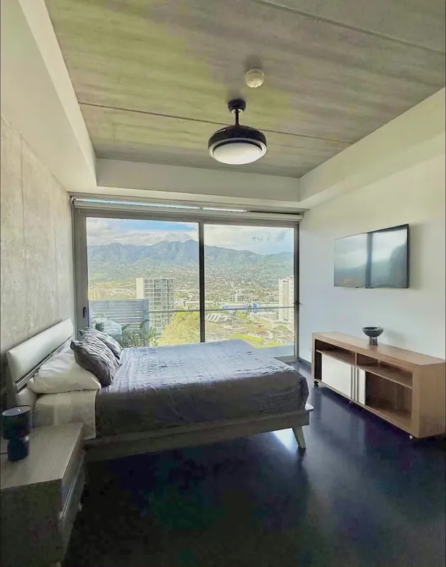 Ubicado en una de las zonas más exclusivas y convenientes del oeste de San José, este hermoso apartamento se encuentra ...