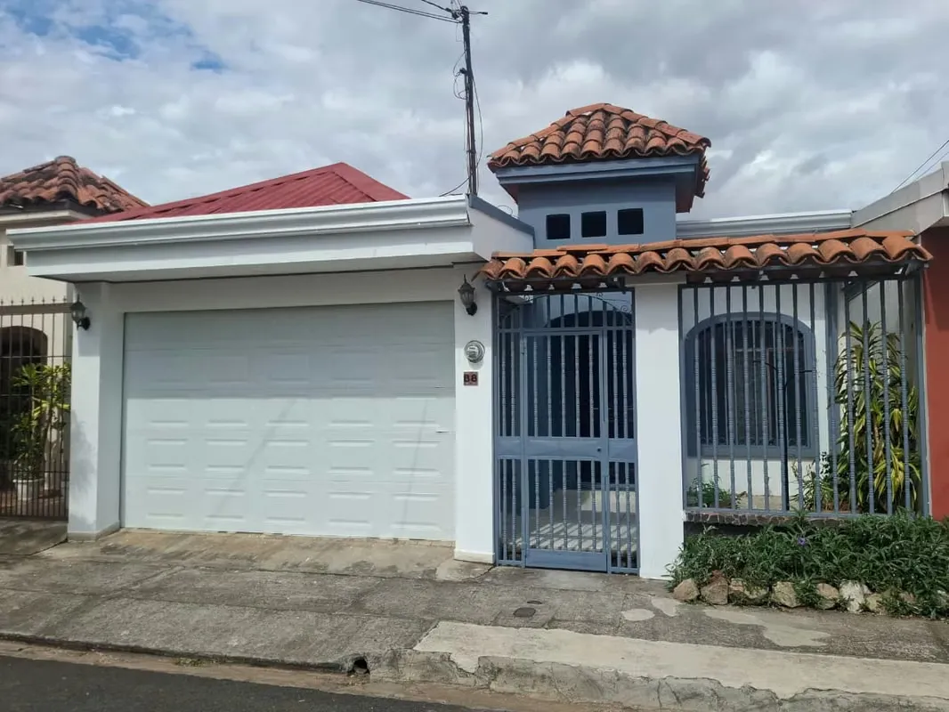 Casa recientemente remodelada. Con distribución completamente en una planta, se ubica en residencial con seguridad privada y acceso ...