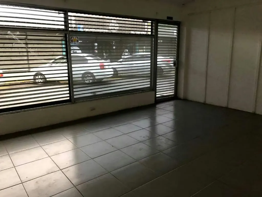 Muy seguro, con parqueo, sobre ruta nacional, mucha afluencia de clientes.