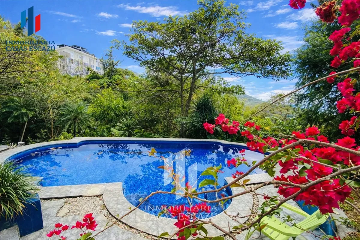 Este apartamento de una planta ofrece privacidad, seguridad y un entorno natural con bellos atardeceres, en ...