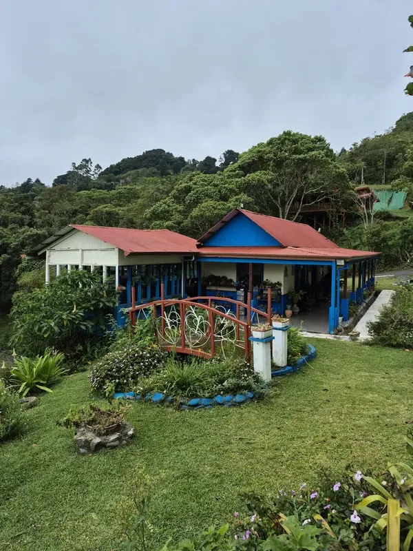 Casa con Vista Panorámica a San José y Bosque Privado en Tarbaca
