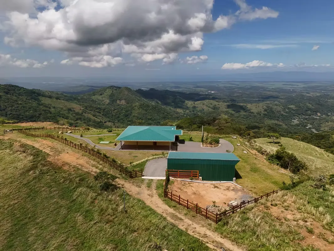 Residencia Privada con Vista Permanente al Mar y 5,000 m² en Montes de Oro, Costa Rica