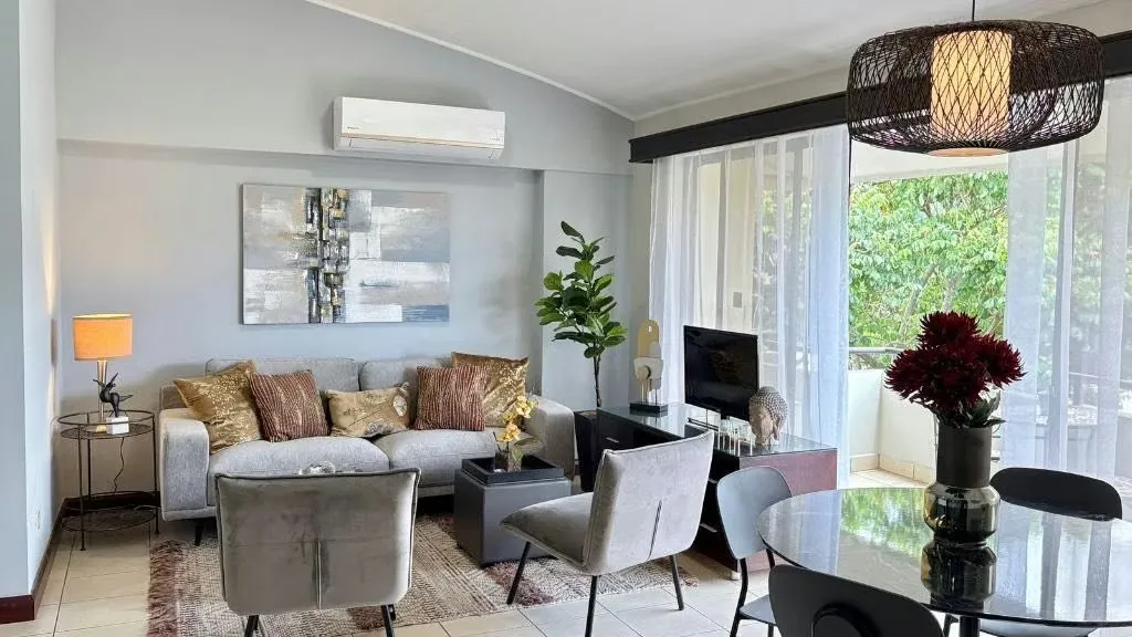 Alquiler de hermoso apartamento finamente amueblado y equipado en condominio Avalon Santa Ana.