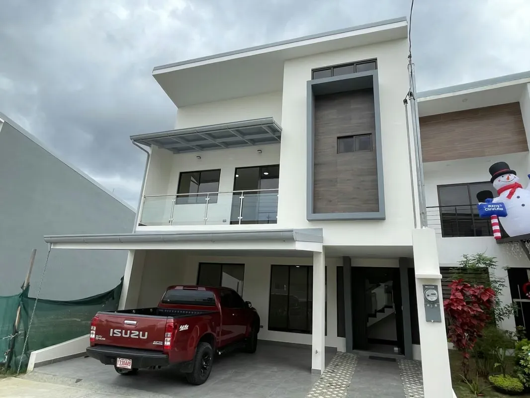 *Venta de casa en Tres Ríos en condominio.