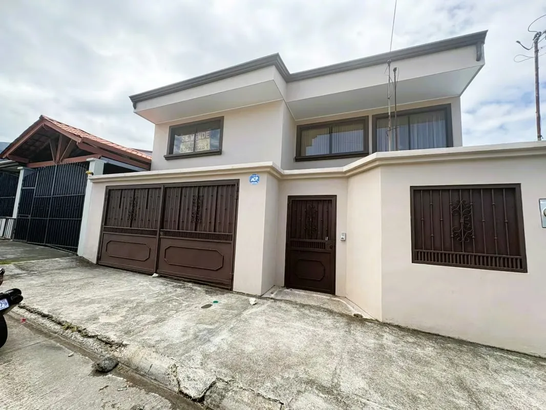 Ubicada en una de las zonas residenciales más exclusivas de Santo Domingo de Heredia, esta propiedad ofrece un ...