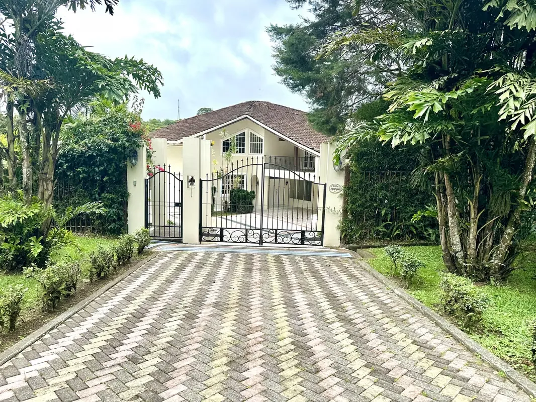 Residencia de Lujo en Los Apacibles, San Ramón de Tres Ríos (AD)