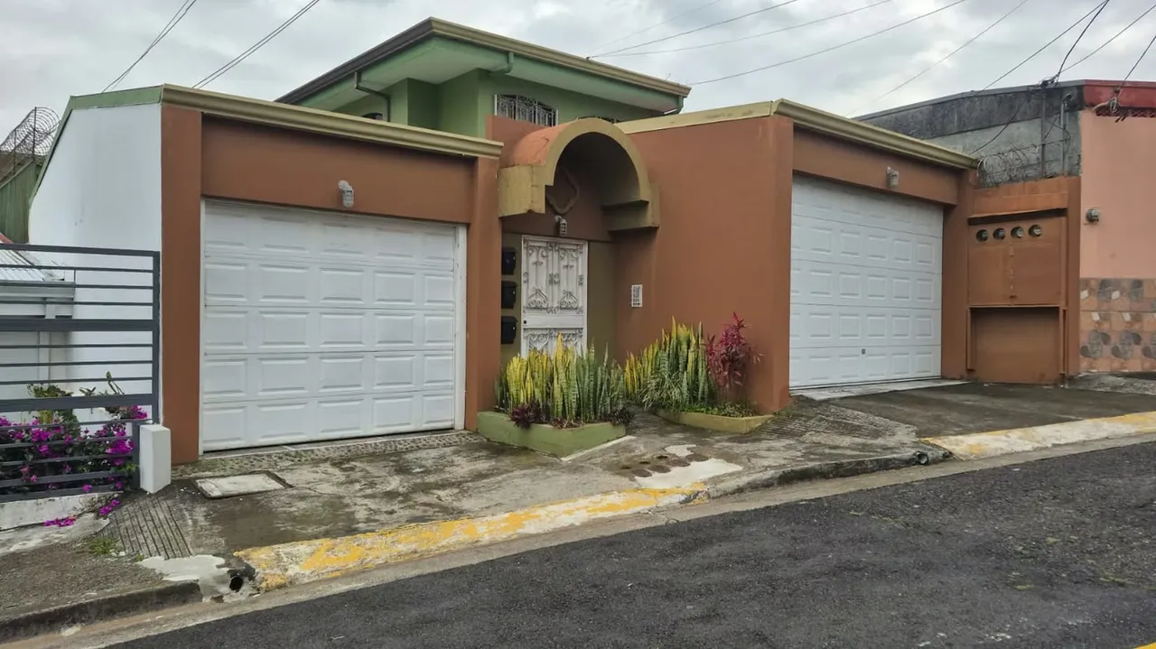 Three-Apartment Building for Sale – Moravia, San José