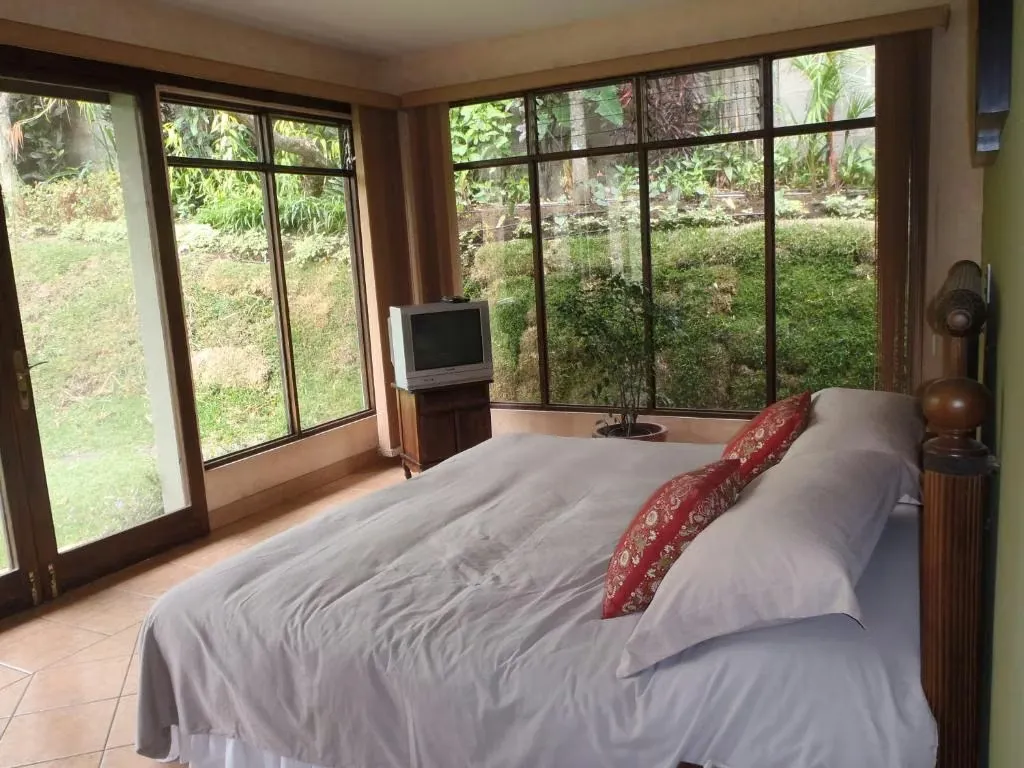 Se alquila amplia habitación en Guachipelín de Escazú