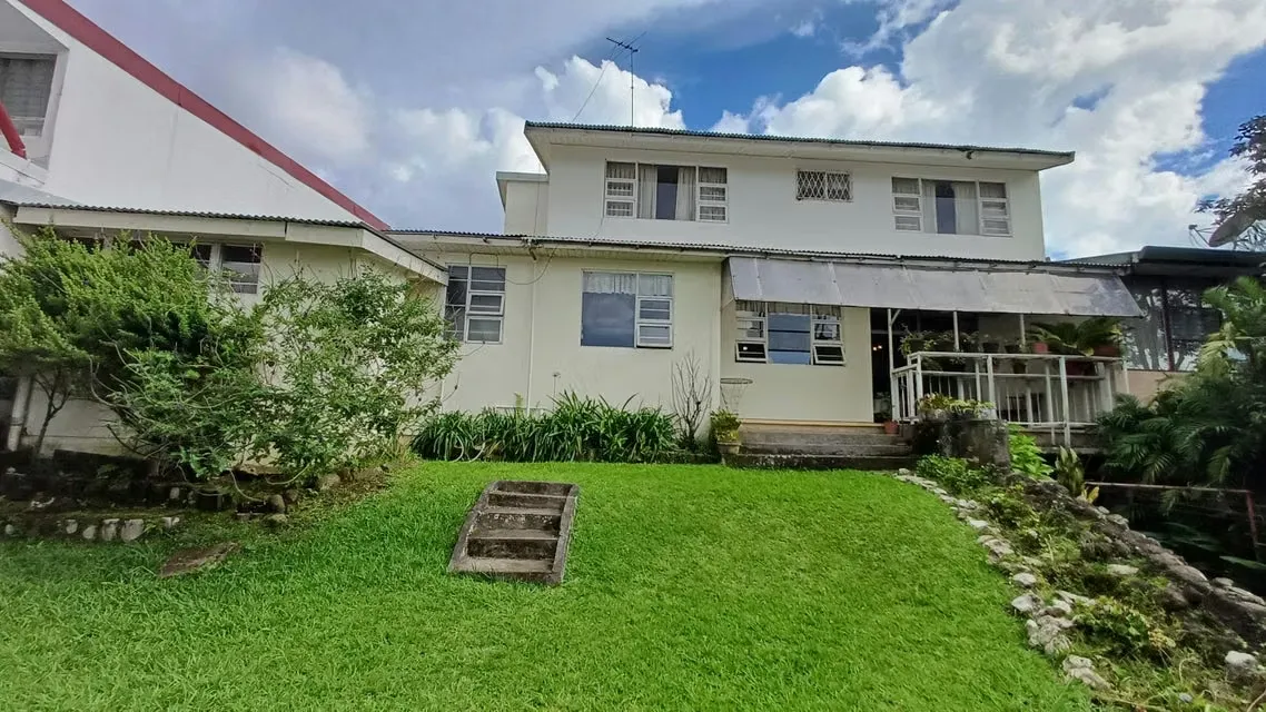 Venta de Casa de 3 Niveles en Montes de Oca-Mercedes RZ