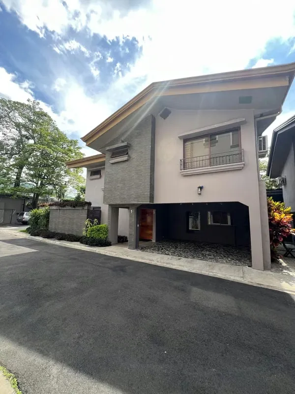 Spacious penthouse apartment located on the top floor, distributed over two levels, featuring terraces and ...