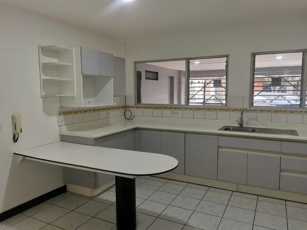 Se vende casa en San Pedro de  2 pisos, 4 cuartos y 41/2 baños