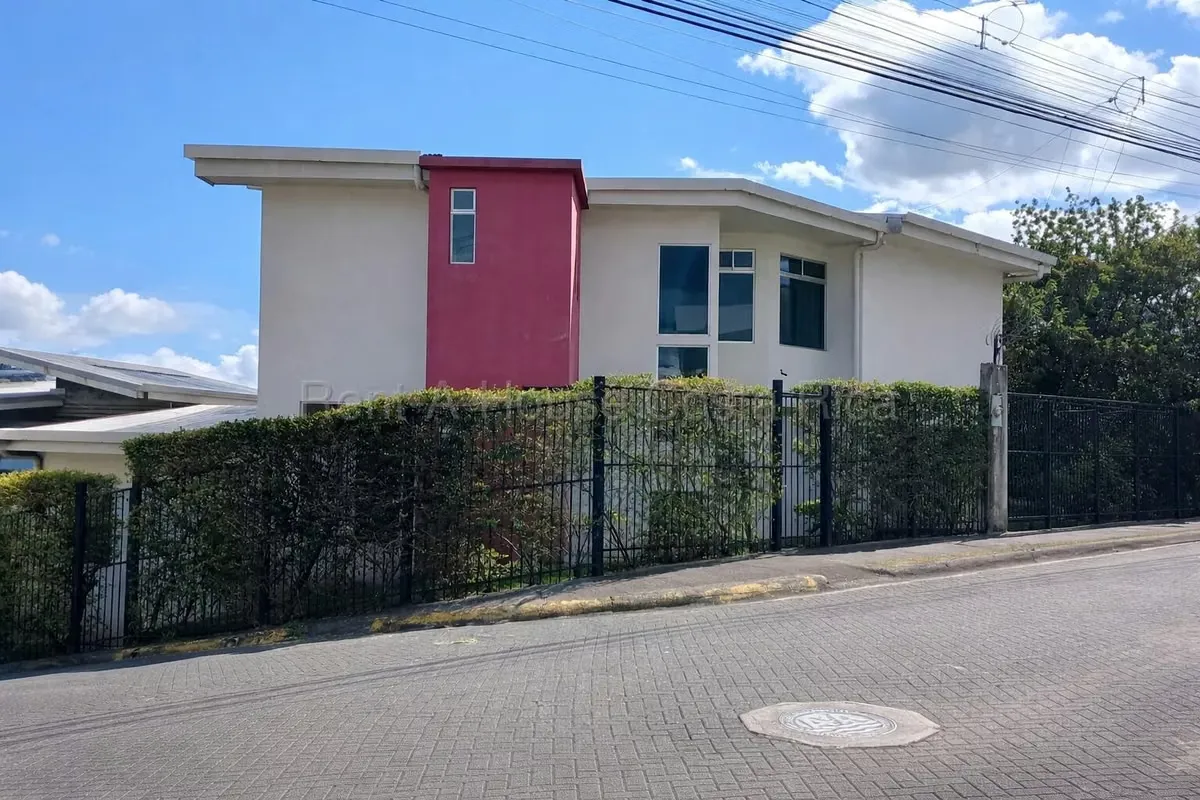 Venta casa familiar de 3 niveles con paisaje y seguridad #26-1812 GS