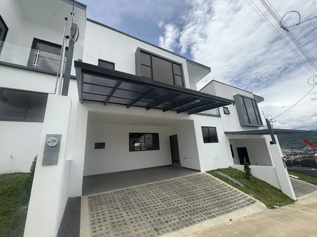 *Venta de casa en Condominio de Tres Ríos.