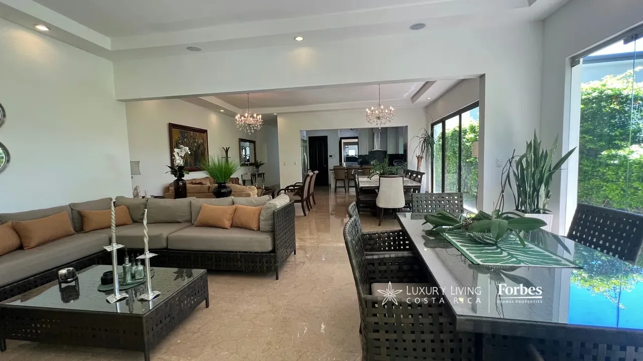 Located in the prestigious La Hacienda del Bosque condominium, this stunning single-story home epitomizes comfort and elegance. With a generous built area of 510 m² on a ...
