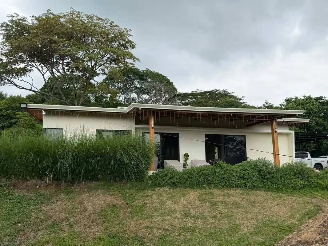 Casa con acabados bonitos en el campo de Atenas.