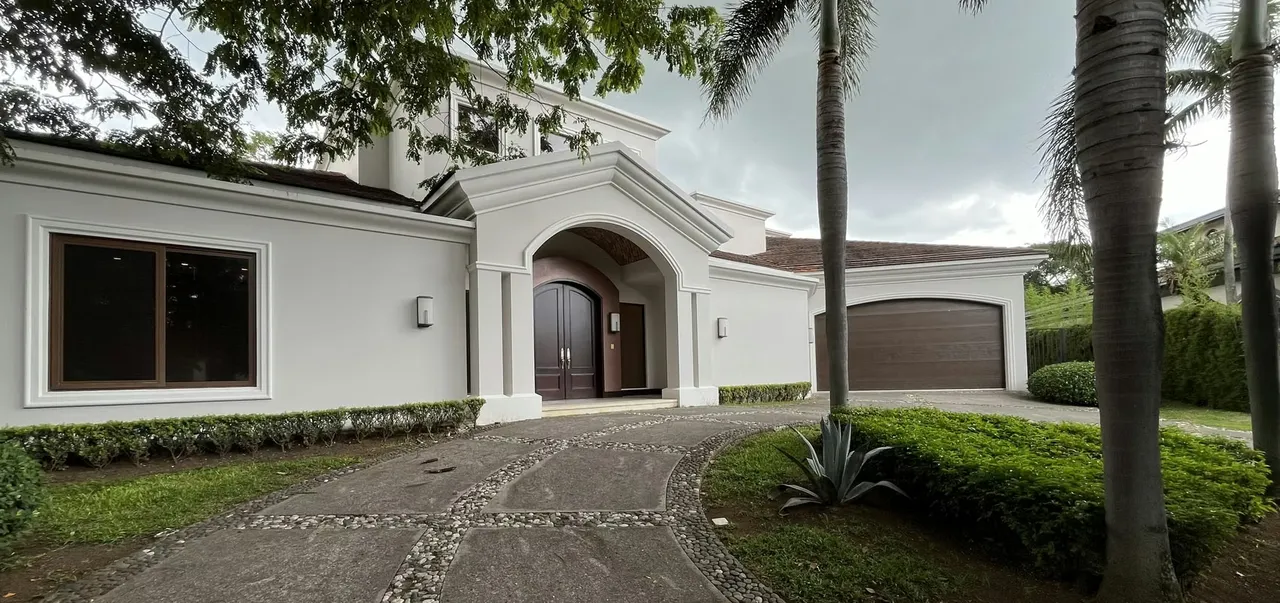 Se Vende Casa de Lujo en Bosques de Lindora, Santa Ana | Una Planta + Piscina