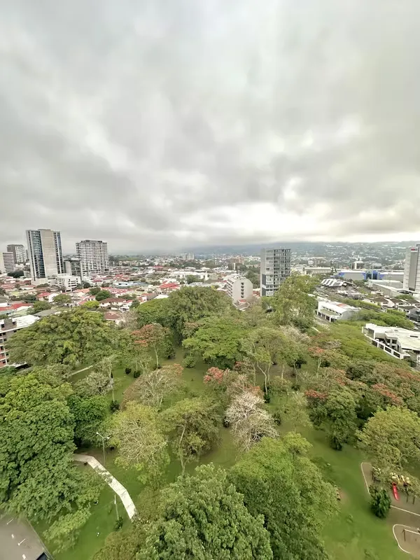 Ubicado en una de las zonas más exclusivas y convenientes del oeste de San José, este hermoso apartamento se encuentra ...