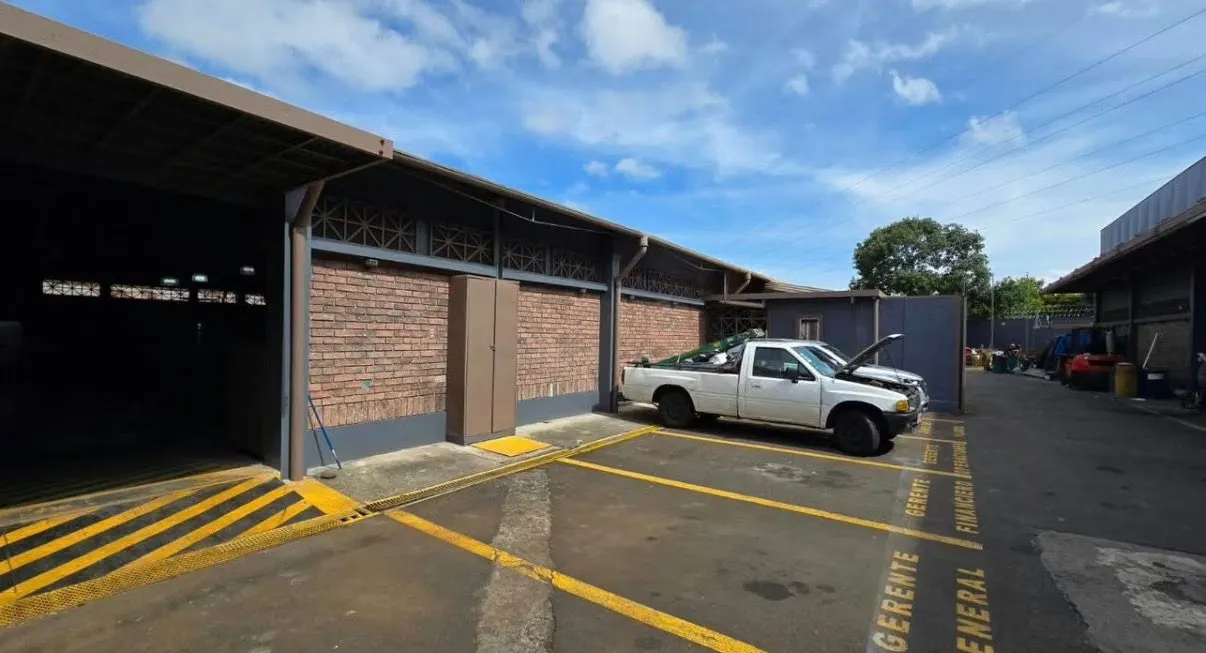 Amplia propiedad ideal para almacenamiento, distribución, logística, industria liviana o centro de operaciones, con excelente acceso y ...