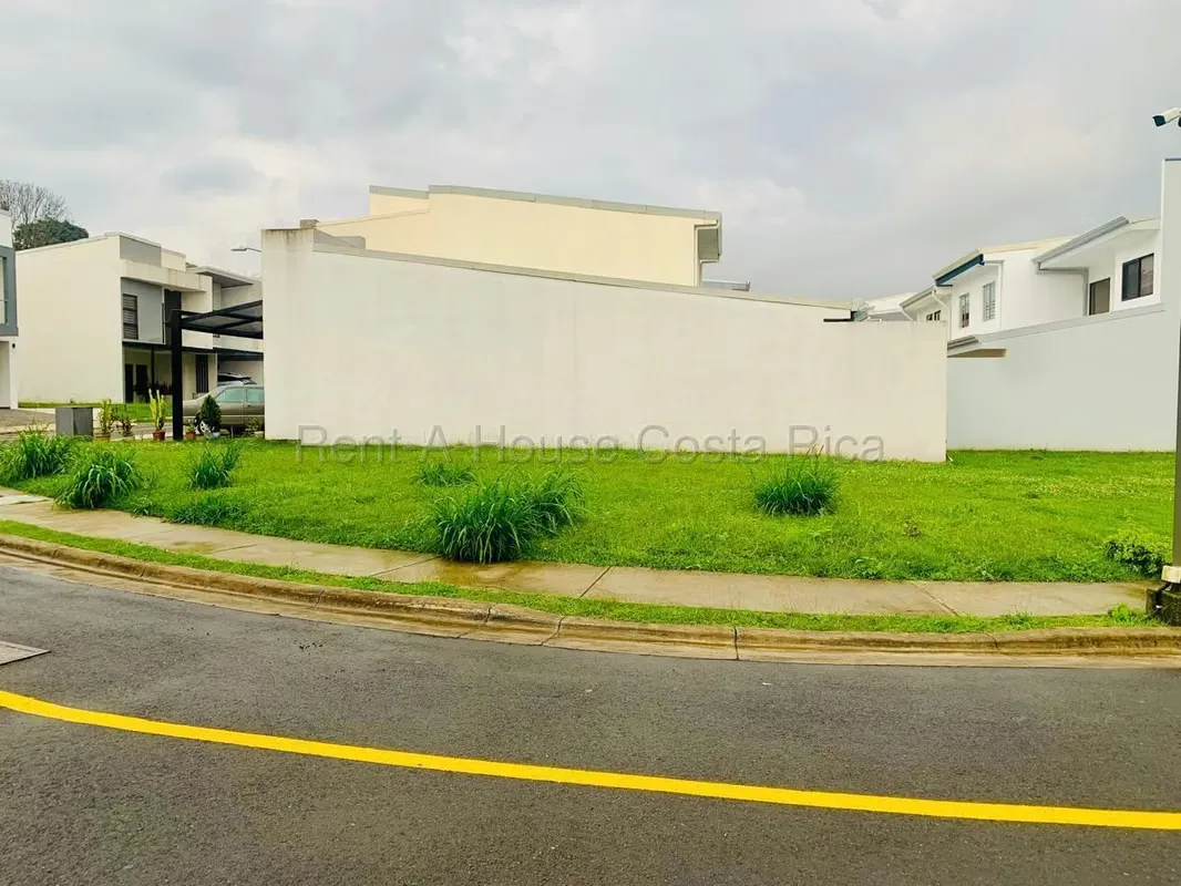 Venta de Lote ESQUINERO en La Unión-Concepción, Cartago. 26-2181 LCV