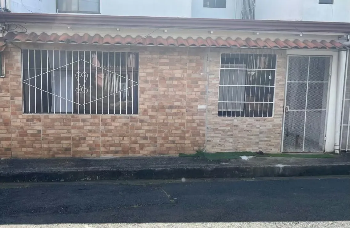 la casa cuenta con 1 habitacion principal y esta tiene su propio baño privado.