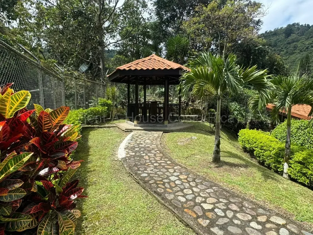 Venta de casa (hotel) tipo cabaña en Paraiso Orosi  en lote de 593 m2