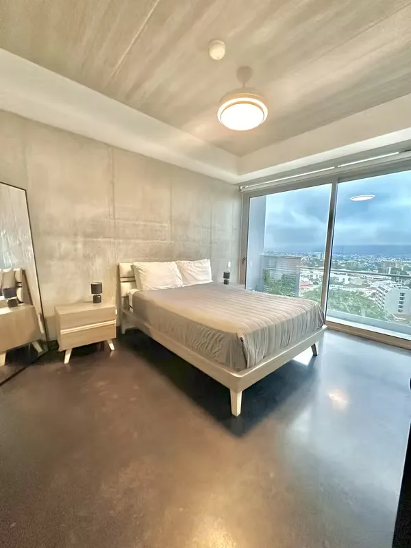 Ubicado en una de las zonas más exclusivas y convenientes del oeste de San José, este hermoso apartamento se encuentra ...