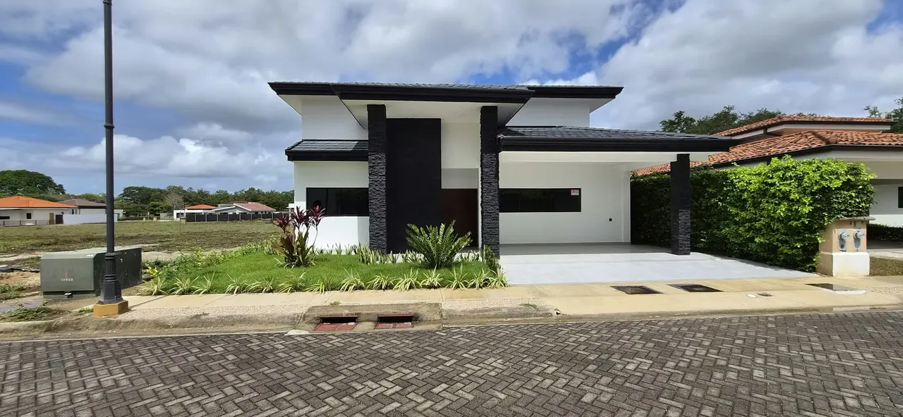 Hermosa Casa de 4 Habitaciones en Condominio Privado- Guanacaste