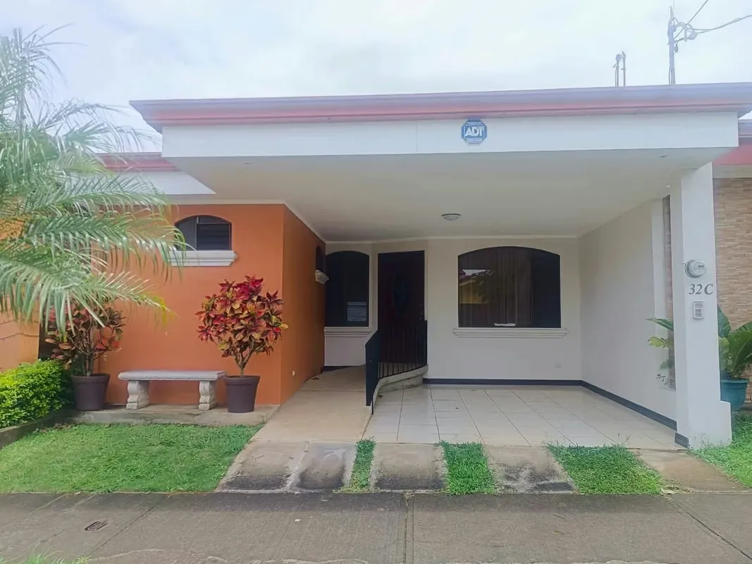 Alquiler de casa de una planta con terraza y patio en condominio Agua Clara