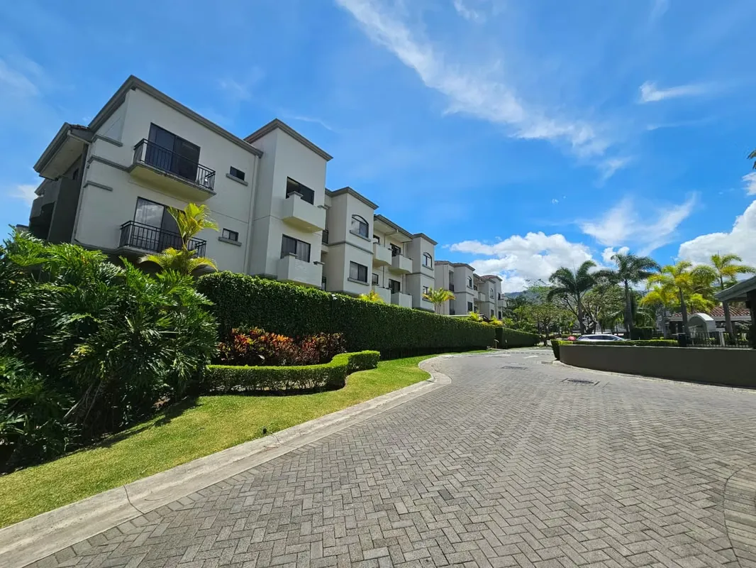 Oferta! Montesol, amueblado, hermoso-fino-como nuevo, 1 hab, A/C, 1.5 baños, terraza, patio.