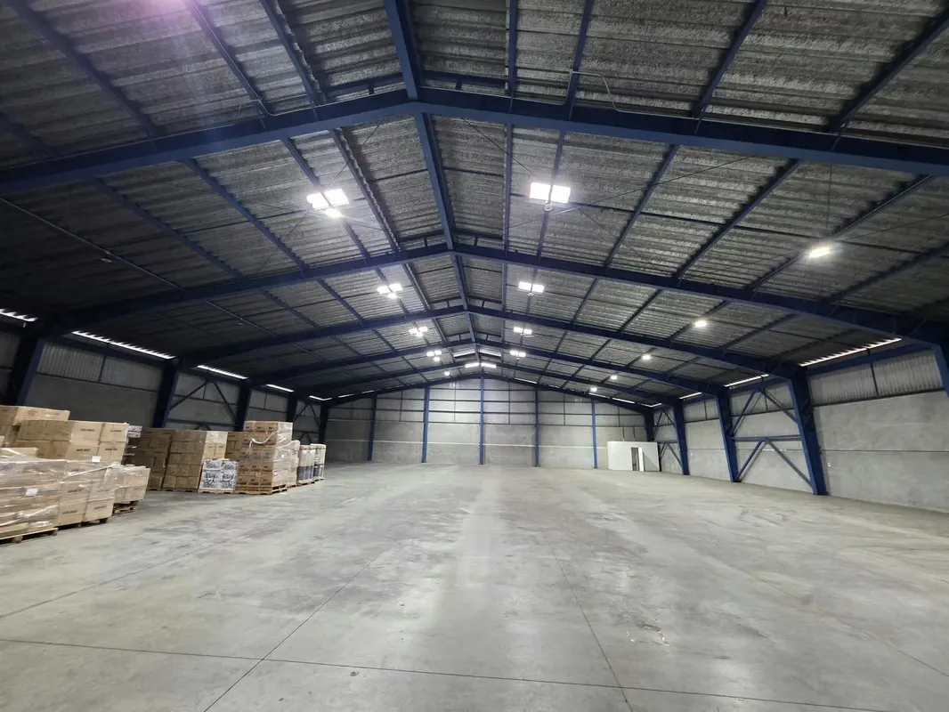La bodega tiene 1950m2, está en zona industrial. Tiene 6 metros de altura al codo de la cercha. Iluminación LED. ...