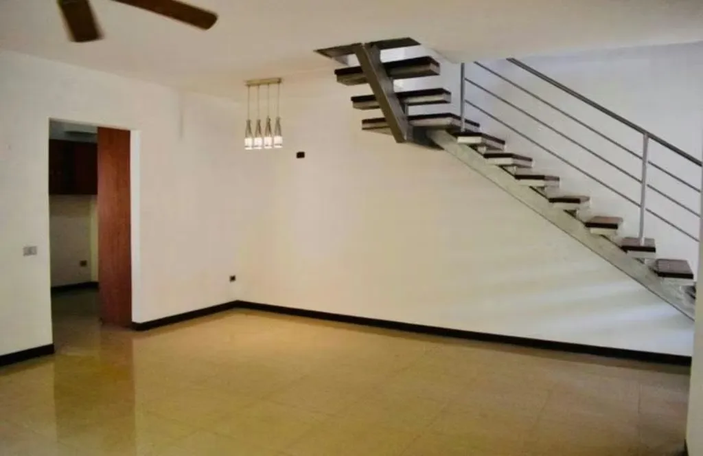 Espacios amplios, jardín, terrazas, bar y una distribución ideal para disfrutar en familia... esta casa en Condominio Quinta Real lo tiene ...