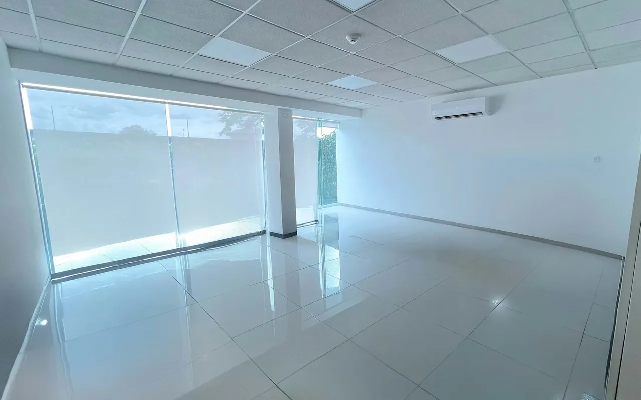 Alquiler de Oficina de 34 m² en Santa Ana con acceso a Ruta 27