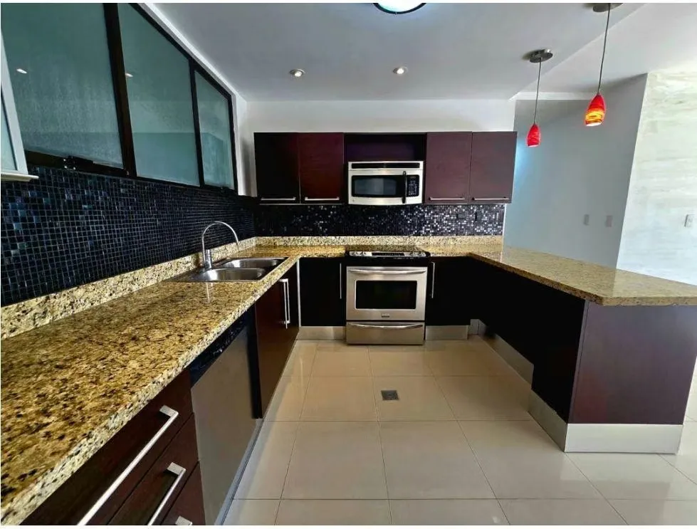 SE ALQUILA O SE VENDE precioso apartamento en primer piso ubicado en Lomas de Ayarco Sur.