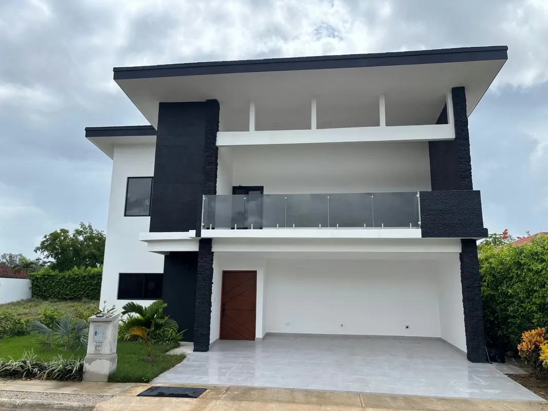 Moderna Residencia de Dos Niveles en Parque del Encino- Guanacaste