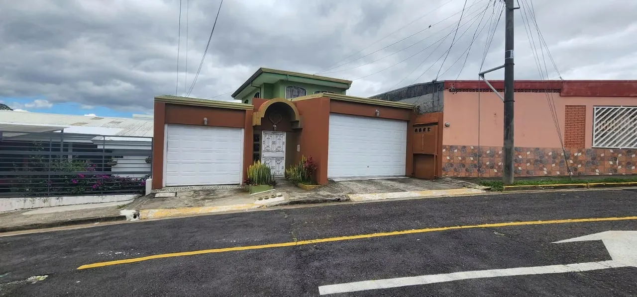 Venta Propiedad de Inversión con 3 Apartamentos Independientes en Moravia 23839
