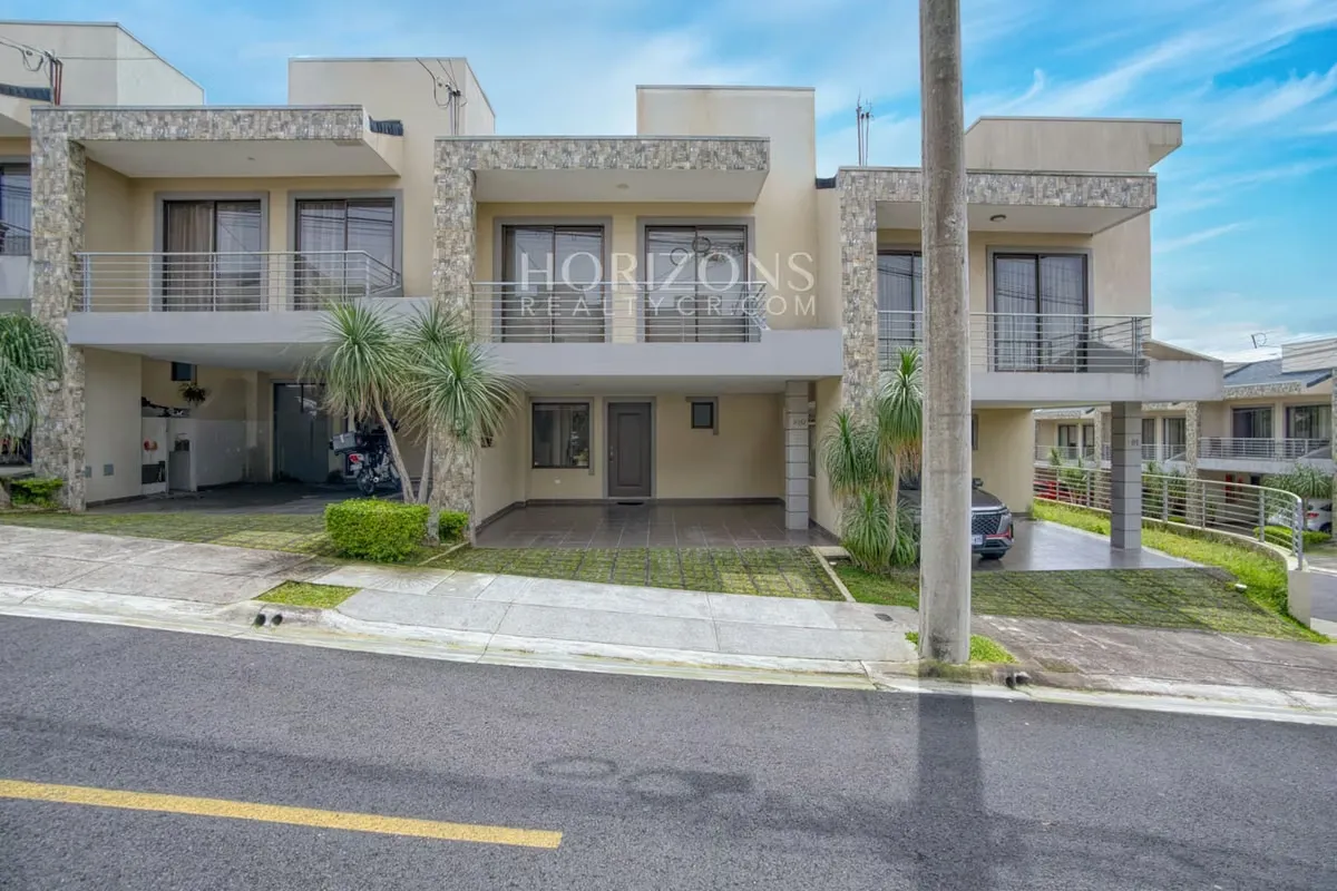 Se vende Casa con patio Condominio Valle Alto 3 Habitaciones Vista a NJA1302