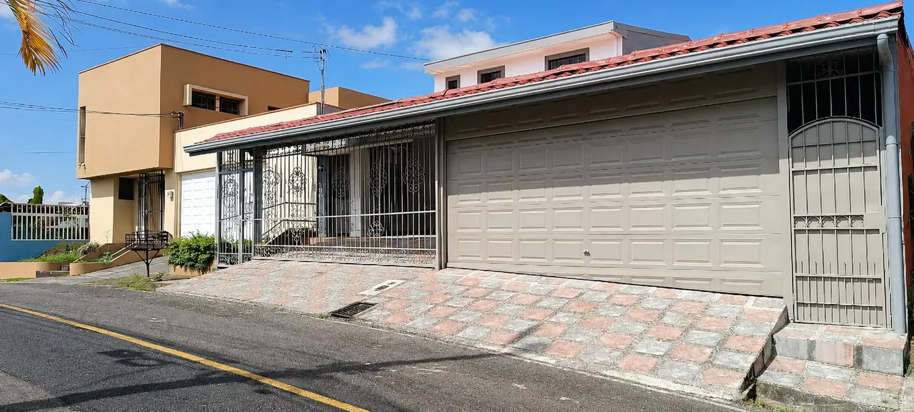 CASA EN AYARCO SUR