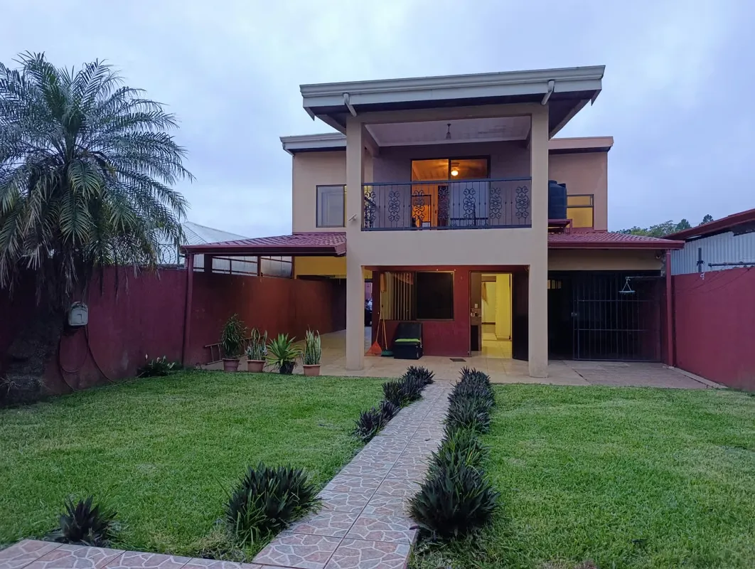 Descubra esta hermosa casa de dos niveles ubicada en el corazón de Sarchí, una propiedad ideal para familias que desean ...