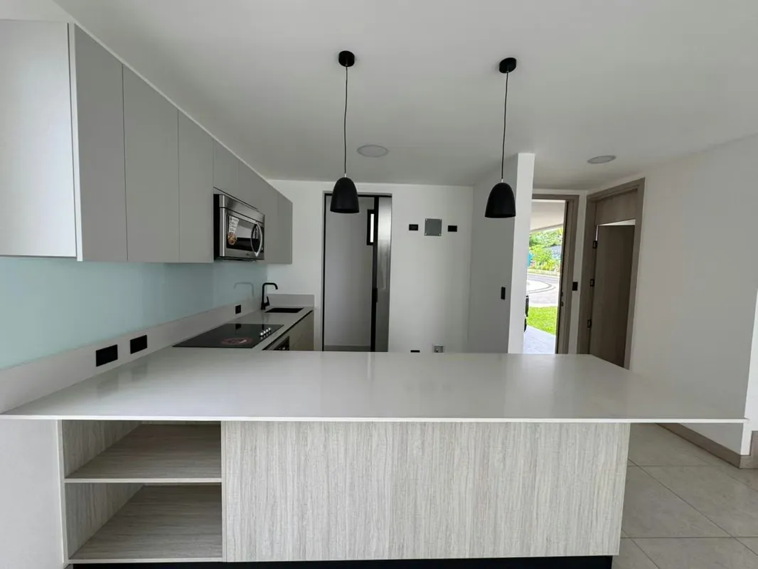Casa amplia y llena de luz natural, ideal para una familia, que busque seguridad, confort y armonía.