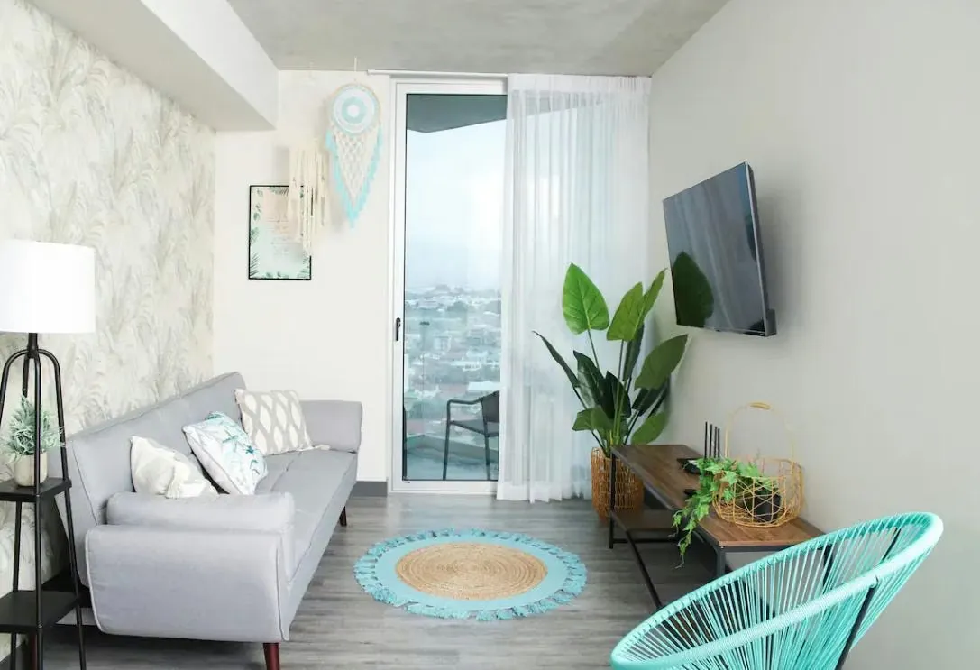 Disfrute de la comodidad, el estilo y una ubicación privilegiada en este moderno apartamento totalmente amueblado, ideal para quienes ...