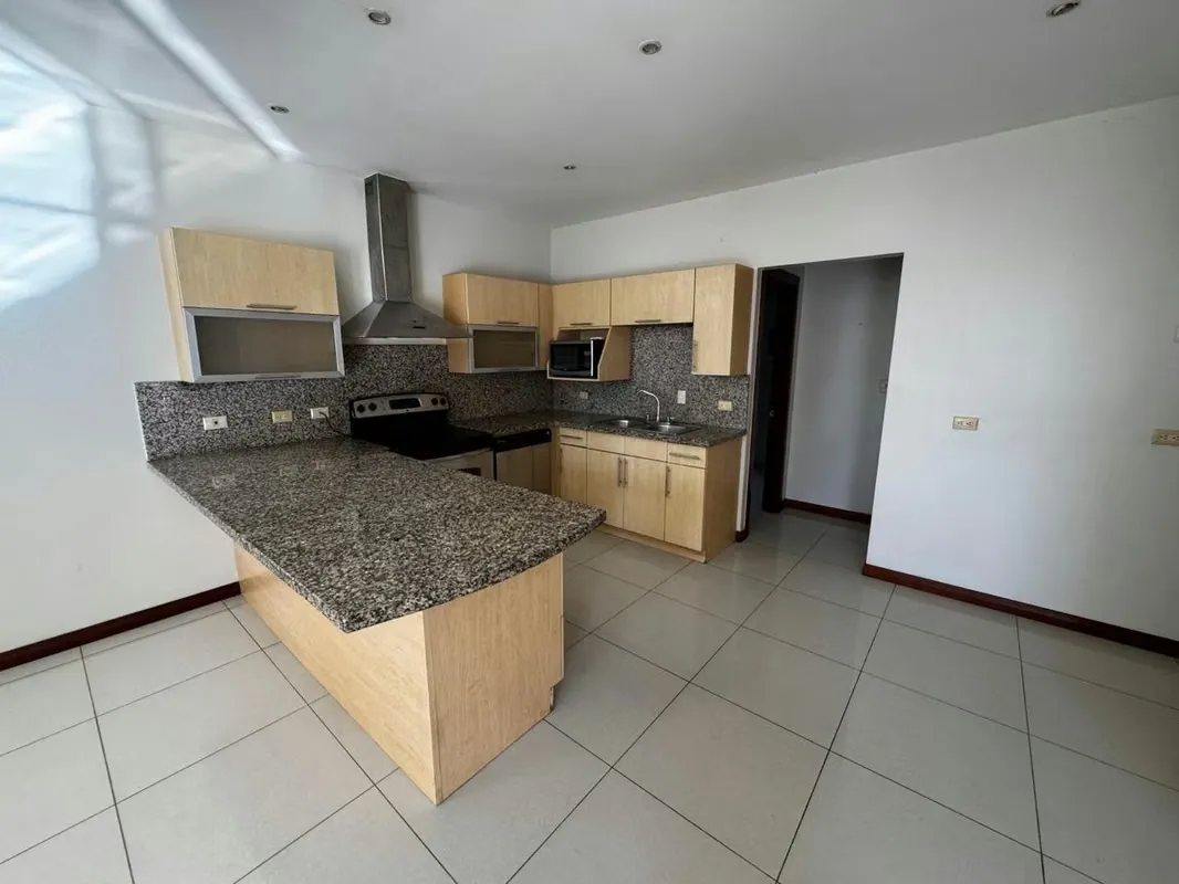 Alquiler de apartamento en Escazú! Con línea blanca.