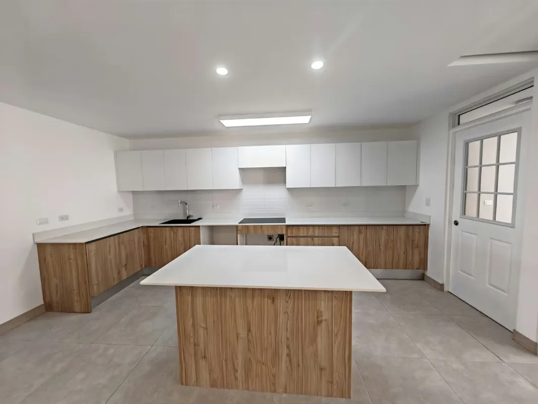 Oportunidad Senderos de Chircá Penthouse línea blanca moderno 250m2 3 habs $2500