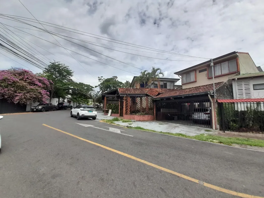 Apartamento en alquiler ubicado en una zona residencial de fácil acceso, cercano a áreas comerciales, centros comerciales, colegios y principales vías de comunicación. ...