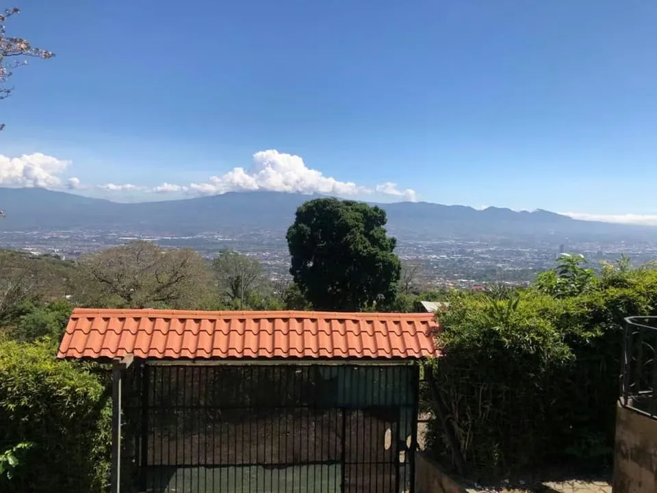 256 / Alquiler / Casa / San Antonio de Escazú / Vista a la ciudad / Jardines / Ambiente de montaña
