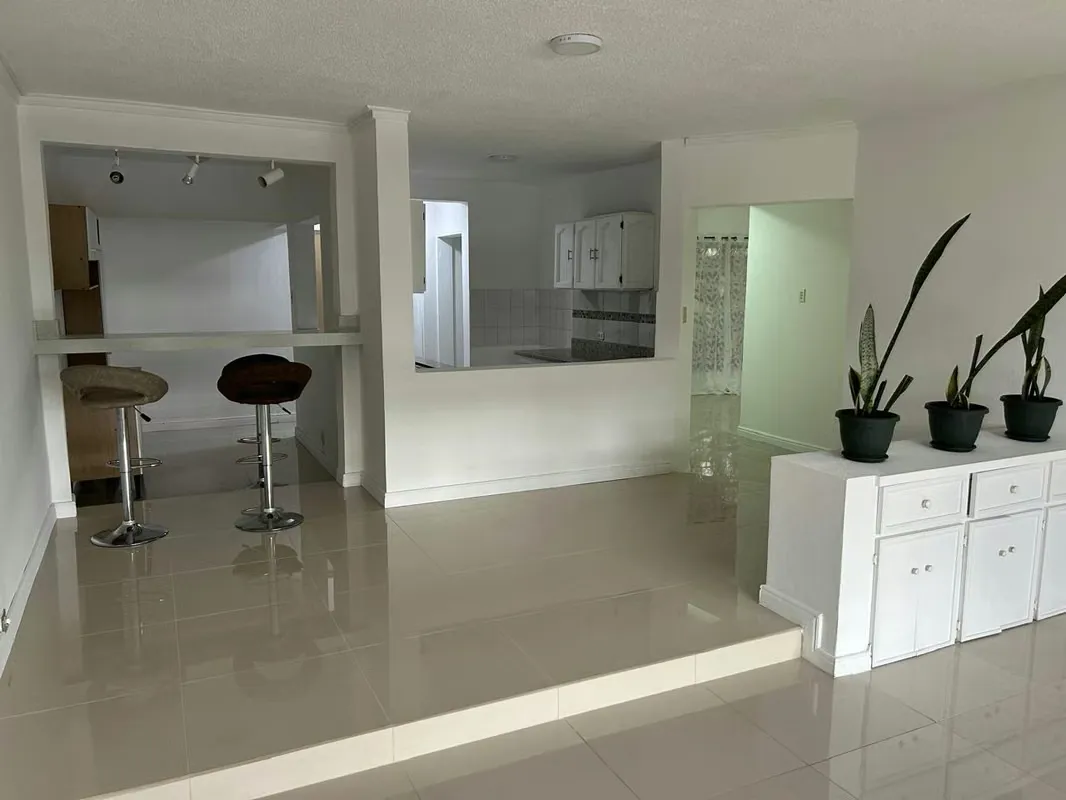 Consta de: 2 habitaciones, 2,5 baños, terraza, sala-comedor, área de pilas, ...