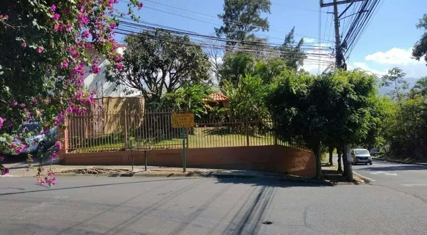 Venta de Casa + 3 Apartamentos en Belén, Heredia.  OPORTUNIDAD