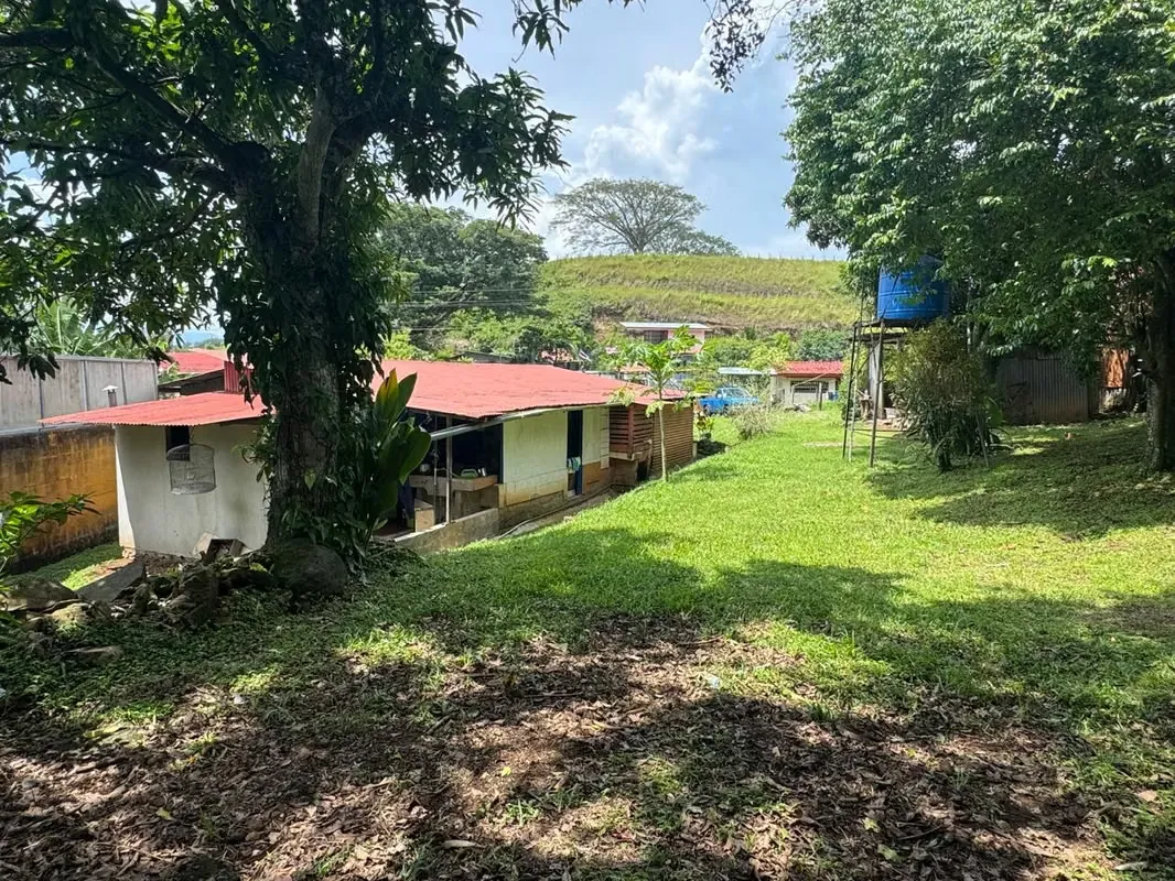 Está ubicada en San Miguel de Turrucares de Alajuela, frente a calle principal, a 5 minutos de la ruta 27